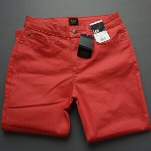 NWT. SIZE 8. LEE denim cotton blend capris.